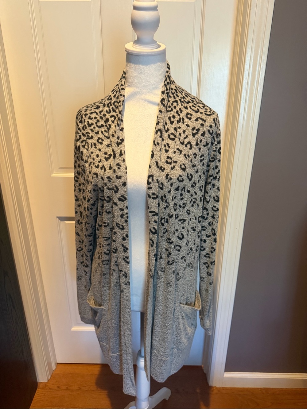 bobeau Gray and Black Leopard Open-Front Cardigan